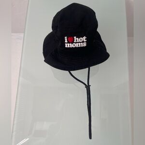 ‘I love hot moms’ Bucket Hat